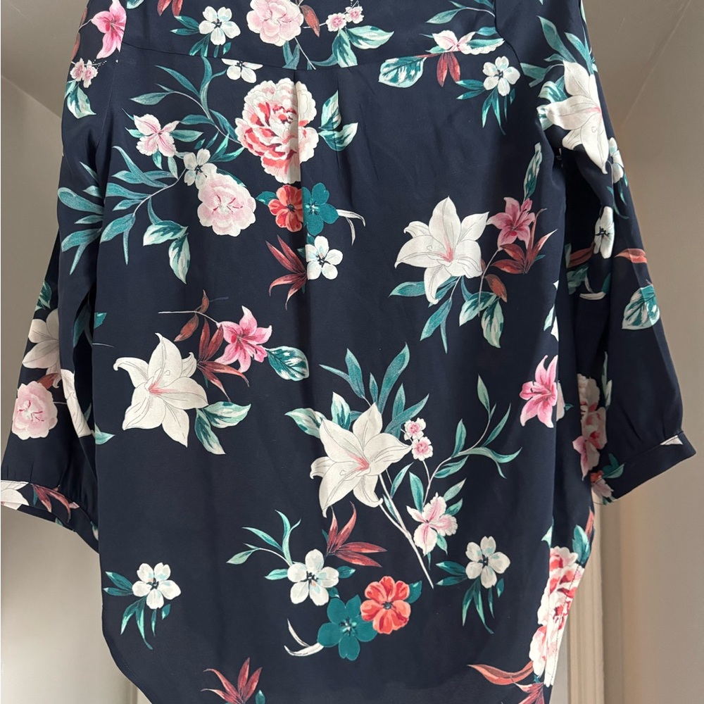 Amour Vert 100% Silk Floral Navy Women's Top - Picture 2 of 5